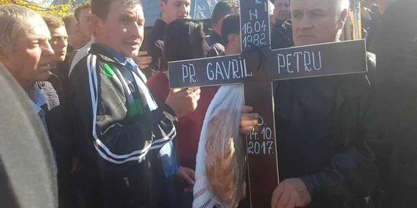 Înmormântarea preotului Petru Gavril. FOTO Dănuţ Zuzeac
