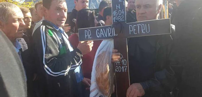 Înmormântarea preotului Petru Gavril. FOTO Dănuţ Zuzeac