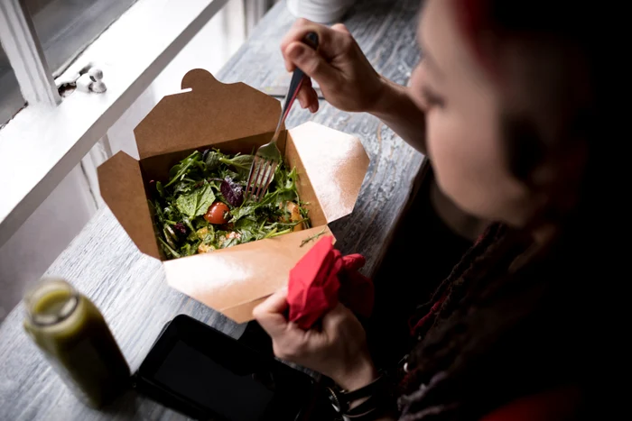 Românilor le este comod să își comande mâncarea acasă Foto: Freepik 