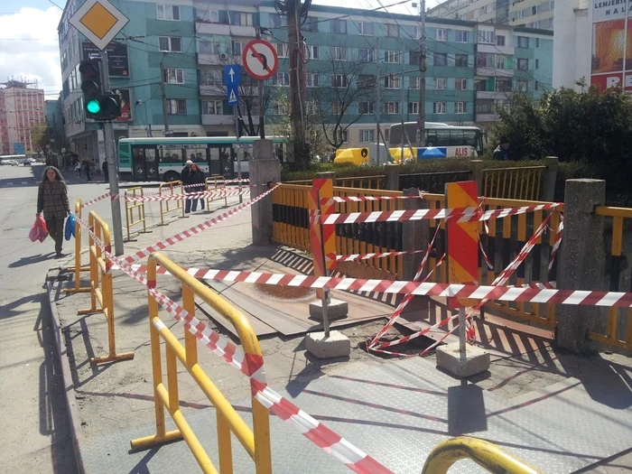 O femeie de 83 de ani a căzut prin gaura aflată în asfaltul podului. FOTO: Remus Florescu