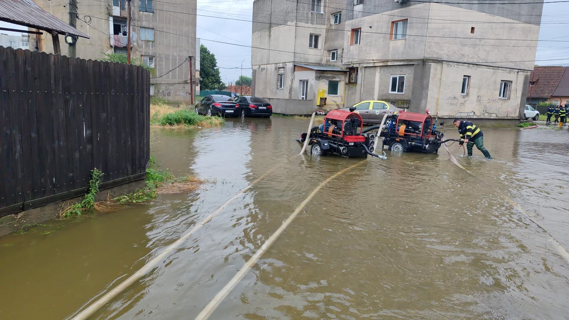 Ploile torențiale au făcut ravagii în șase județe și în București. FOTO: ISU