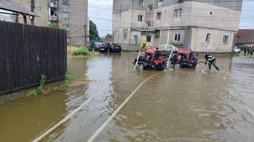 Ploile torențiale au făcut ravagii în șase județe și în București. FOTO: ISU