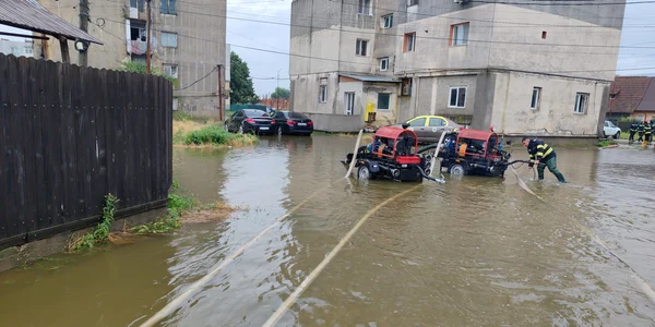 Ploile torențiale au făcut ravagii în șase județe și în București. FOTO: ISU