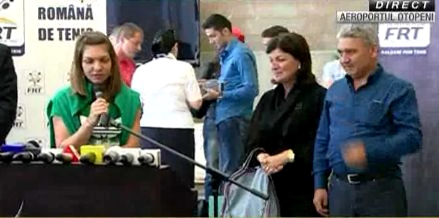 
    Simona Halep la sosirea în România, lângă părinţii ei. (captură România TV)  