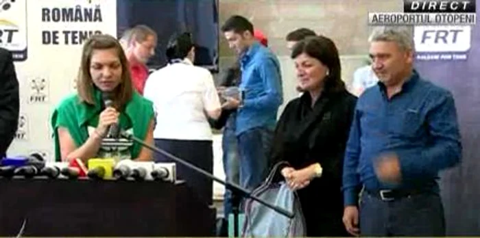 
    Simona Halep la sosirea în România, lângă părinţii ei. (captură România TV)  