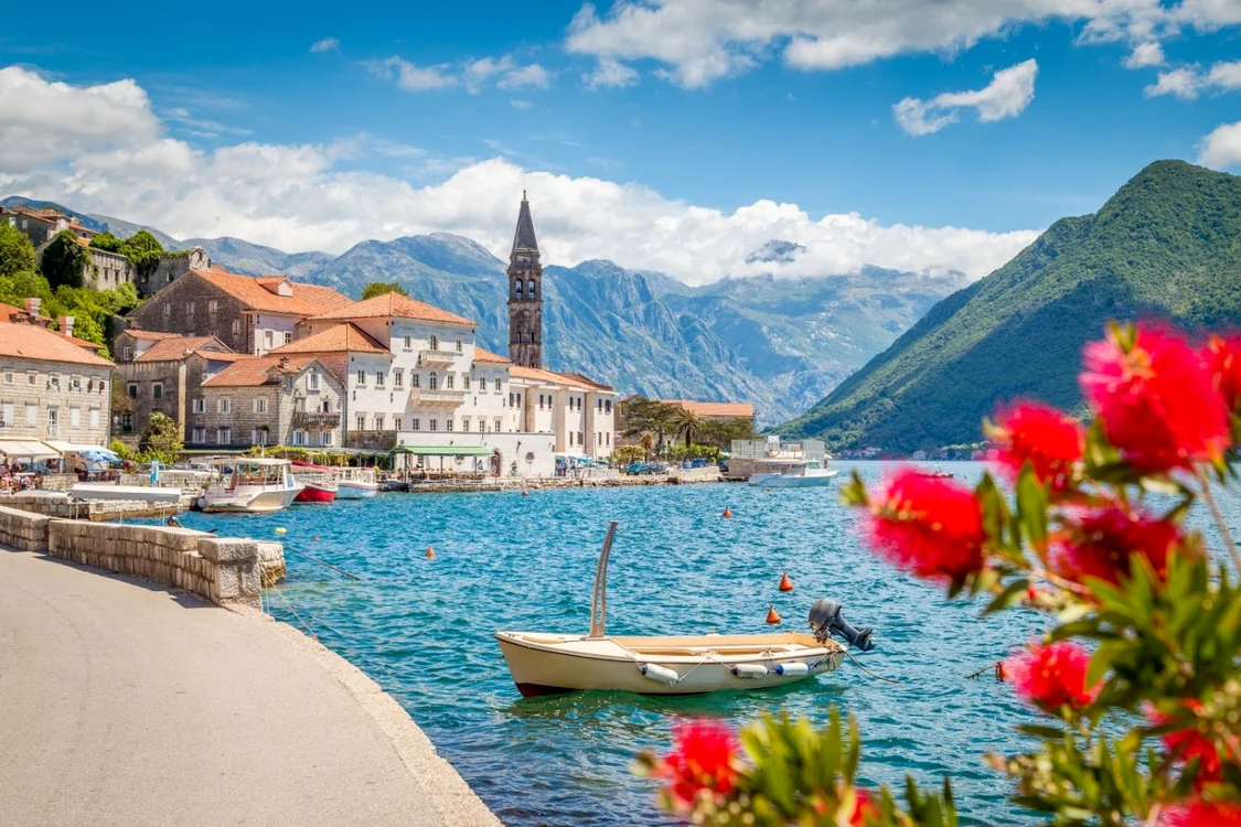 Vedere panoramică a oraşului istoric Perast la faimosul Golf Kotor din Muntenegru FOTO Shutterstock