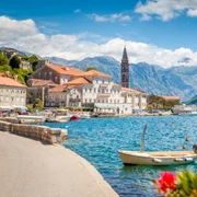 Vedere panoramică a oraşului istoric Perast la faimosul Golf Kotor din Muntenegru foto shutterstock