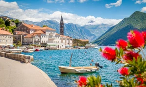 Vedere panoramică a oraşului istoric Perast la faimosul Golf Kotor din Muntenegru foto shutterstock