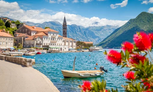 Vedere panoramică a oraşului istoric Perast la faimosul Golf Kotor din Muntenegru foto shutterstock