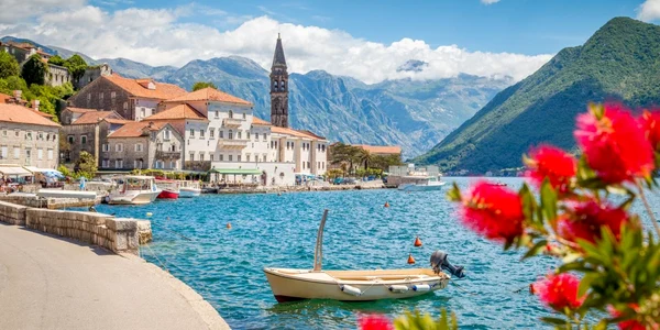 Vedere panoramică a oraşului istoric Perast la faimosul Golf Kotor din Muntenegru foto shutterstock