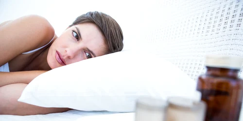 femeie care nu poate dormi si ia somnifere jpeg