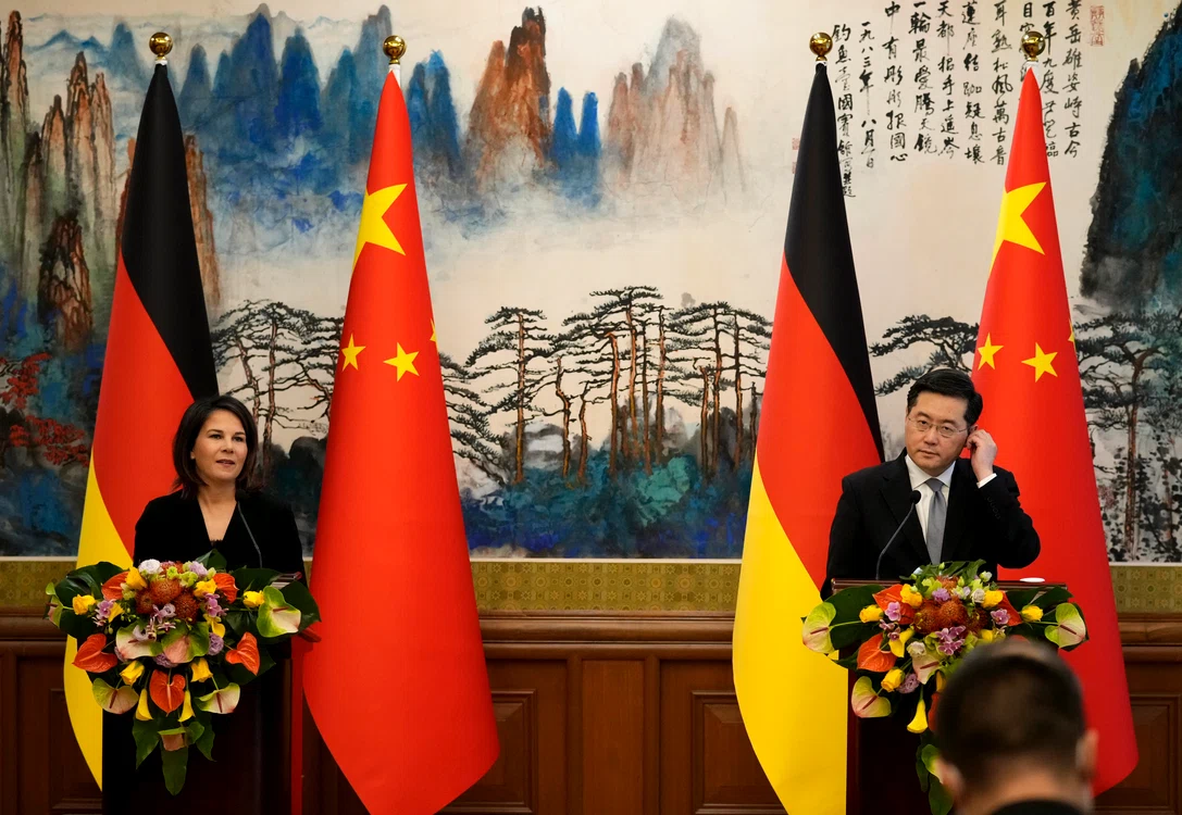 Qin Gang și Annalena Baerbock. FOTO EPA EFE