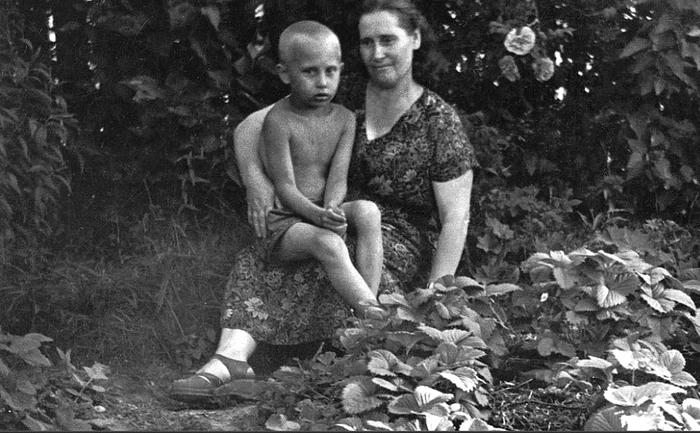 Vera Putina, alături de un băiat despre care spunea că ar fi Vladimir Putin /  Foto: Wikipedia.org