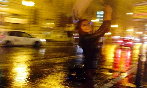 Bianca Drăguşanu prin ploaie la Roma (arhiva personală) jpeg