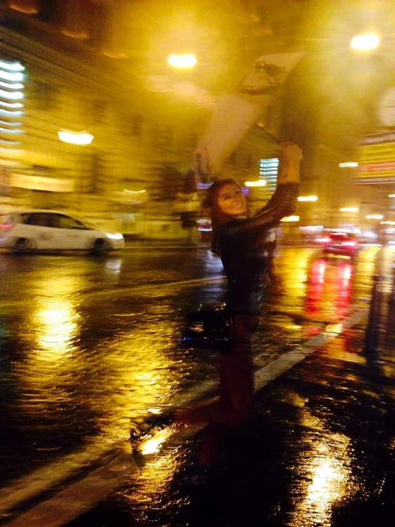 Bianca Drăguşanu prin ploaie la Roma (arhiva personală)