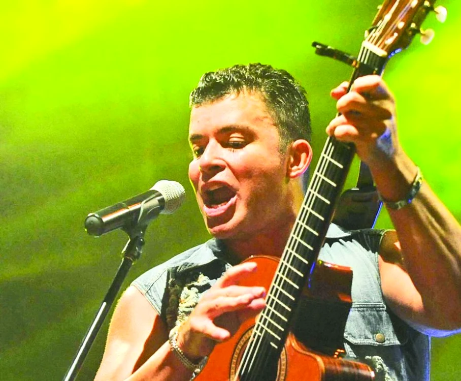 
    Marty Cintron,  solistul trupei  No Mercy  