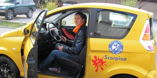 Elena Adriana Potop învaţă întâi să conducă pe microcar înainte de a-şi lua permisul