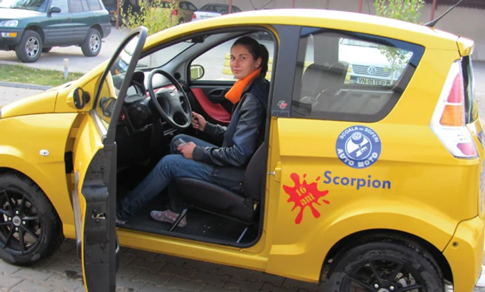 Elena Adriana Potop învaţă întâi să conducă pe microcar înainte de a-şi lua permisul