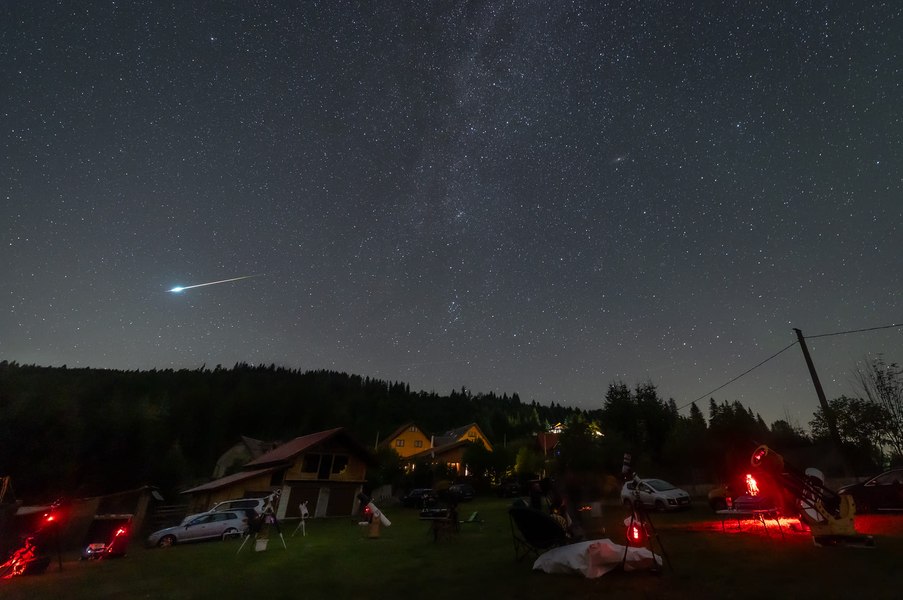 Spectacol pe cer. Imagini inedite cu ploaia de meteori a perseidelor, surprinse în România FOTO
