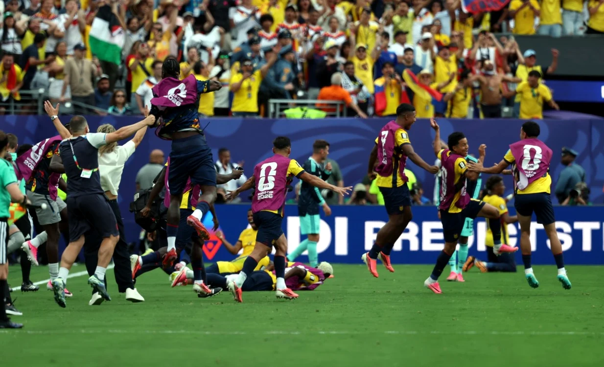 Jucătorii din Ecuador s-au bucurat pentru un succes care îi poate duce în „16”-imi (Foto: EPAImages)