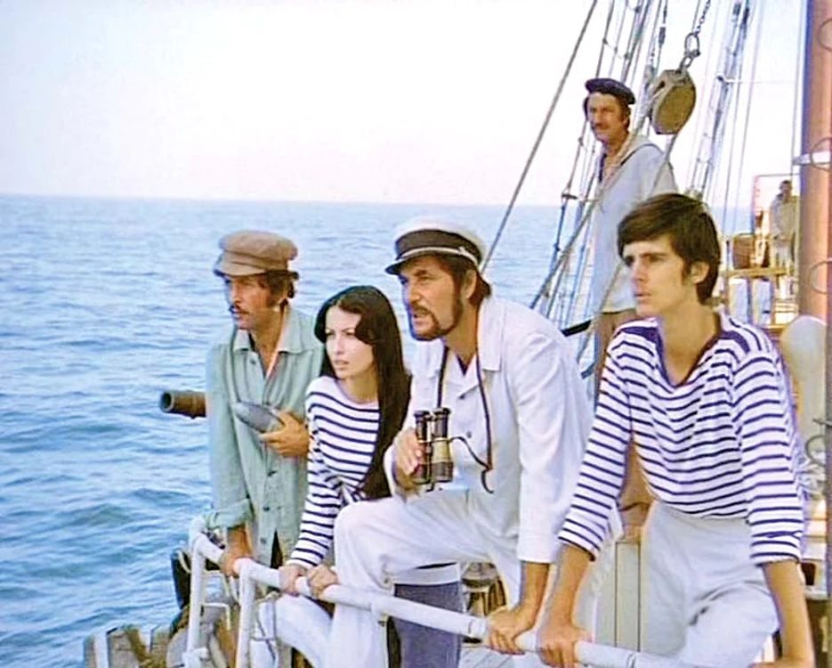 George Paul Avram, cunoscut publicului datorită rolului marinarului „Haralamb” (stânga), din filmul serial „Toate pânzele sus”