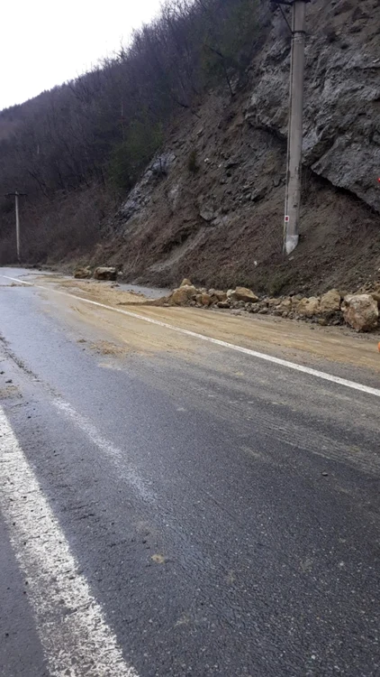 Căderi de pietre pe Valea Oltului DN7 - E81 în Vâlcea 16 martie 2021 Foto Adevărul