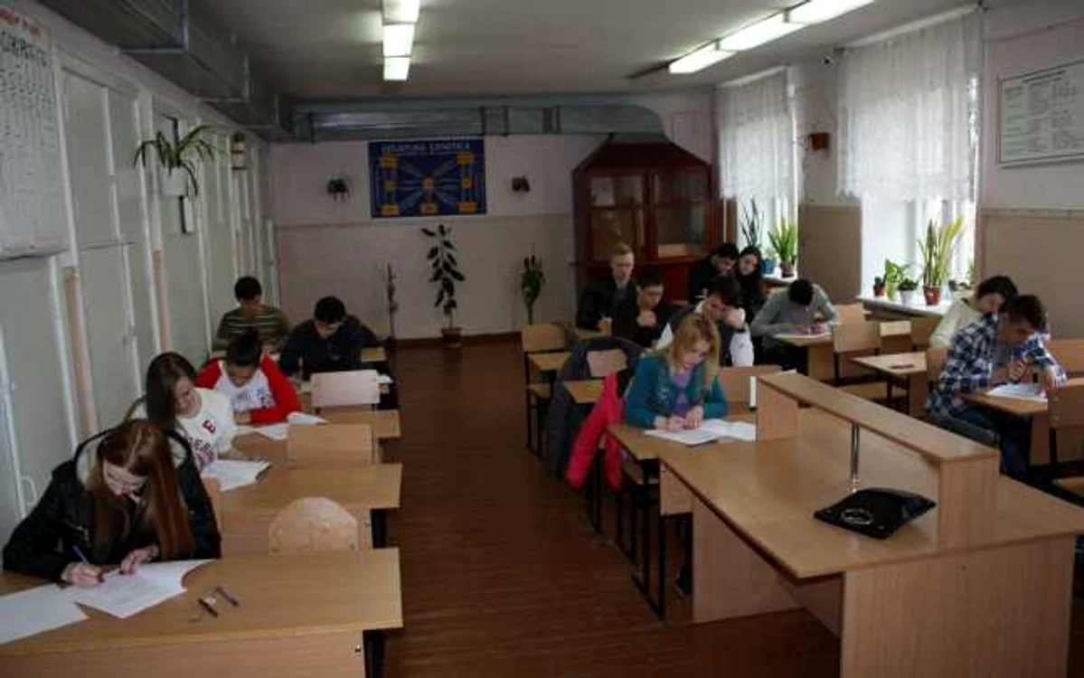Simulare Evaluarea Naţională. Elevii de a VIII-a susţin simularea la Matematică FOTO Adevărul