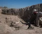 Excavarea unui pithos mare care conține resturi de oase de animale (© Università di Catania)