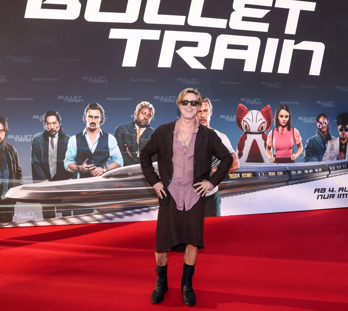 Brad Pitt a purtat o fusta la premiera filmului Bullet Train