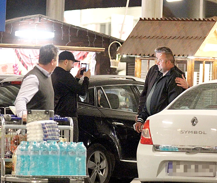 În parcare, actorul a socializat cu  fanii şi a stat, cuminte, la poze