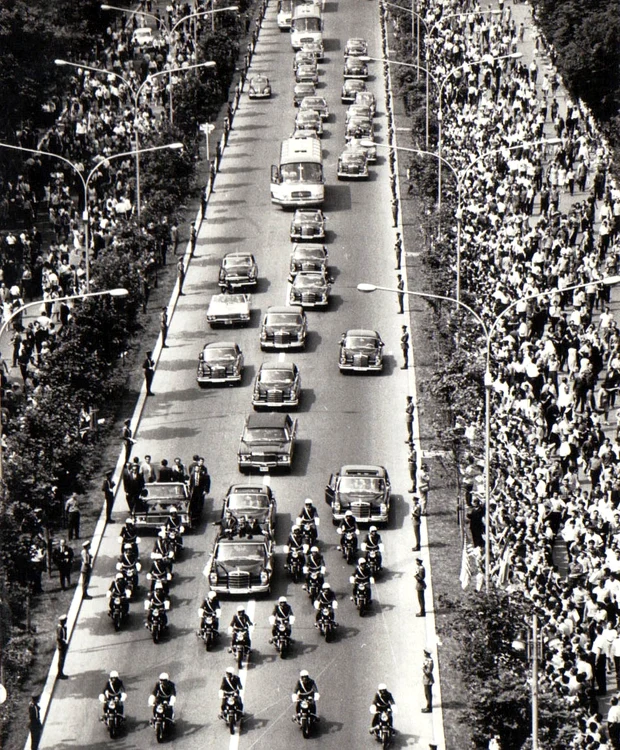 Coloana maşinilor oficiale în București (© „Fototeca online a comunismului românesc”, cota: 44/1969)
