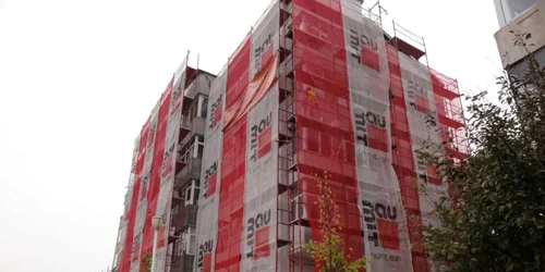 Locatarii scărilor ce vor fi anvelopate, puşi de primărie să-i supravegheze pe constructori