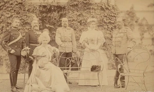 Familia regală a României alături de împăratul Franz Joseph și ducele Alfred de Saxa-Coburg și Gotha, la Palatul Cotroceni (© MNIR)
