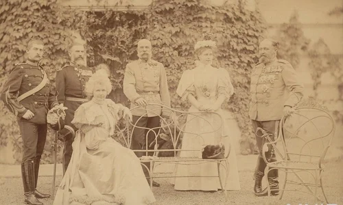 Familia regală a României alături de împăratul Franz Joseph și ducele Alfred de Saxa-Coburg și Gotha, la Palatul Cotroceni (© MNIR)