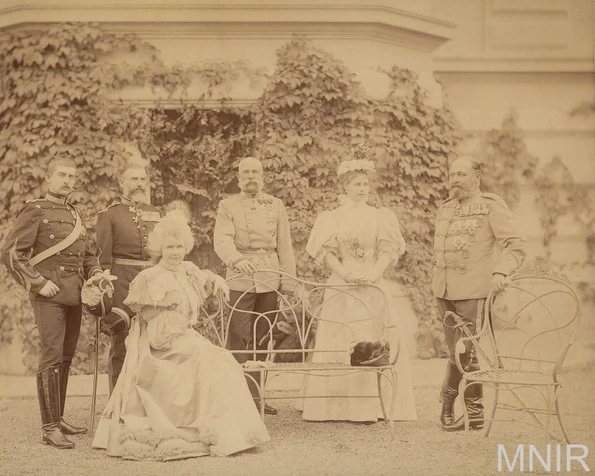 Familia regală a României alături de împăratul Franz Joseph și ducele Alfred de Saxa-Coburg și Gotha, la Palatul Cotroceni (© MNIR)