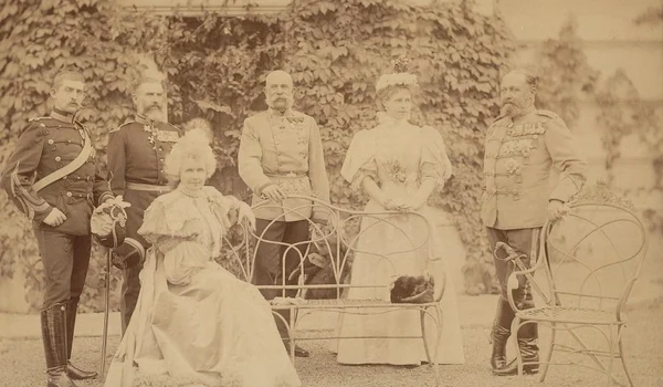 Familia regală a României alături de împăratul Franz Joseph și ducele Alfred de Saxa-Coburg și Gotha, la Palatul Cotroceni (© MNIR)