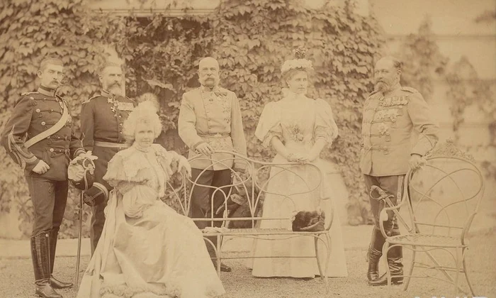 Familia regală a României alături de împăratul Franz Joseph și ducele Alfred de Saxa-Coburg și Gotha, la Palatul Cotroceni (© MNIR)
