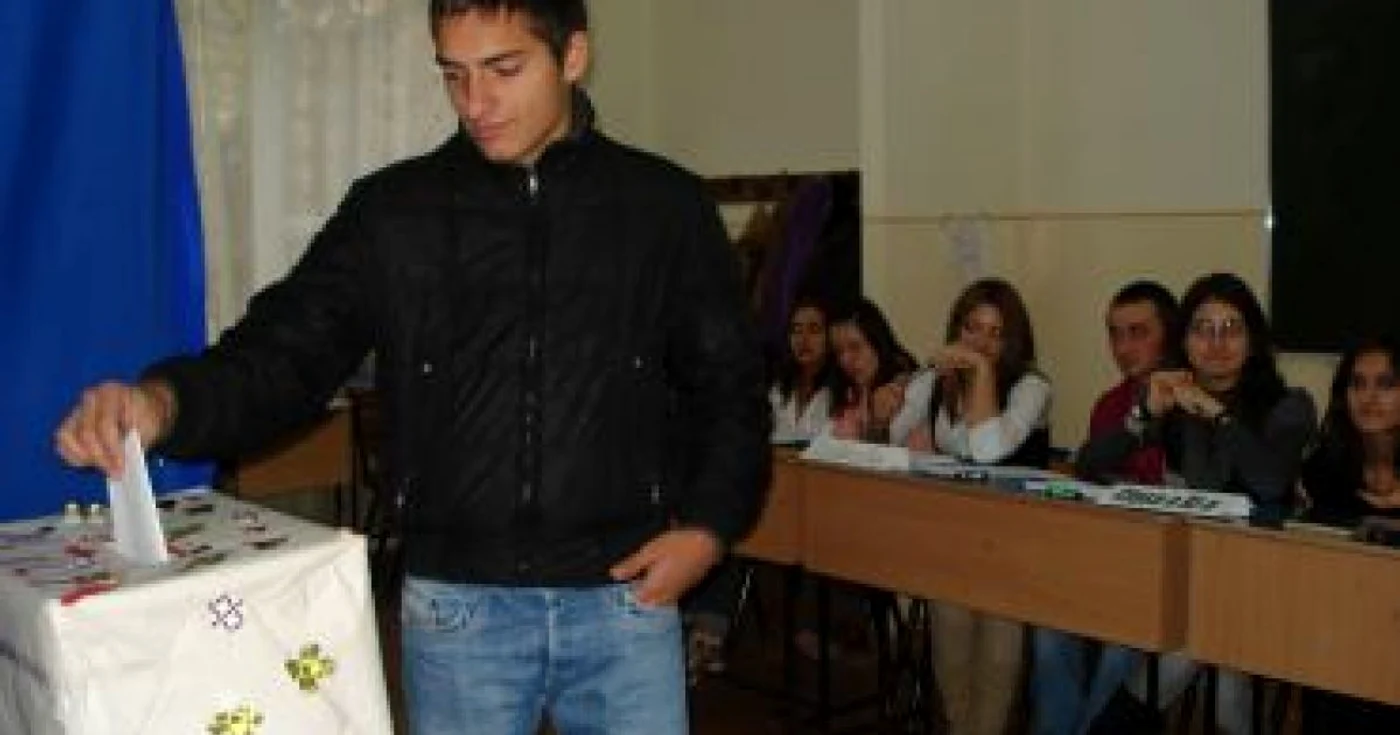 Bacău: Lecție de vot pentru liceeni