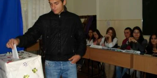 Bacău: Lecție de vot pentru liceeni