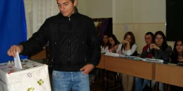 Bacău: Lecție de vot pentru liceeni