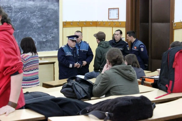 Studenţii au fost legitimaţi  FOTO: citynews.ro