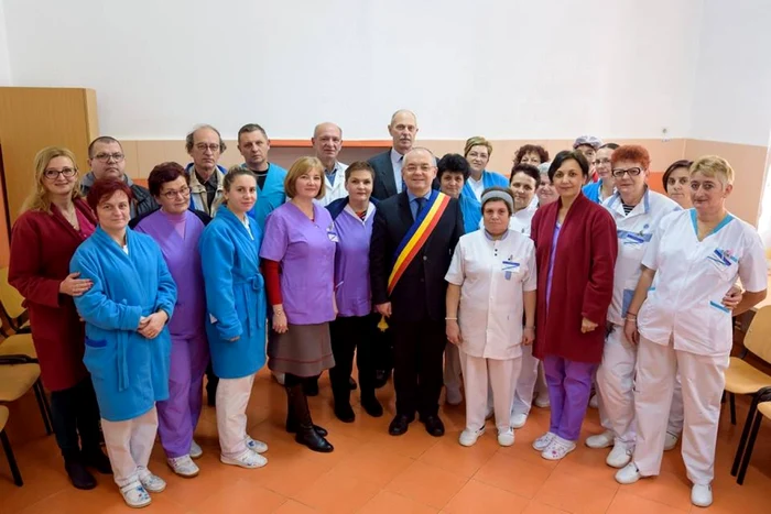 Imagine cu primarul Clujului şi persoanlul de la DGASPC Cluj  FOTO: Facebook Emil Boc