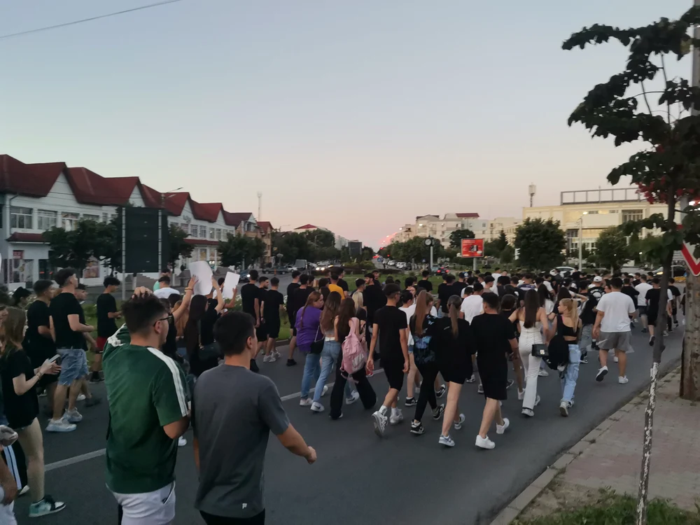 Sute de tineri au plecat în marș pe străzile Slatinei FOTO: A.M.
