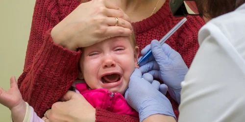 Copil consultat de medic plange FOTO Shutterstock