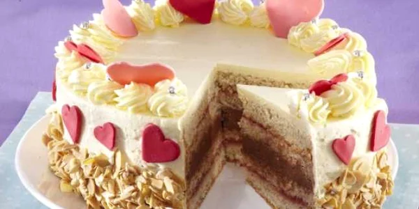 Cel mai fin tort cu cremă de zmeură şi ciocolată