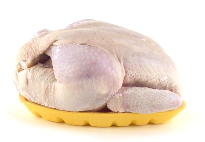 
    Carnea păsărilor de curte poate fi infestată cu o bacterie care, odată contactată de om, duce la afecţiuni ale sistemului digestiv  