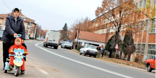 Strada principală din Scorniceşti a fost împodobită cu instalaţii vechi de ani de zile  