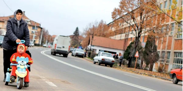 Strada principală din Scorniceşti a fost împodobită cu instalaţii vechi de ani de zile  