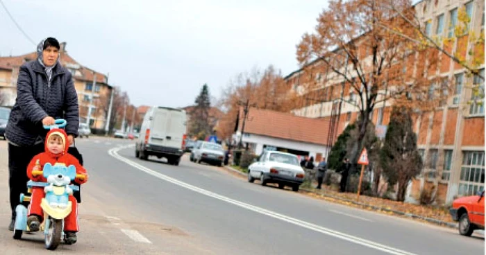 Strada principală din Scorniceşti a fost împodobită cu instalaţii vechi de ani de zile  