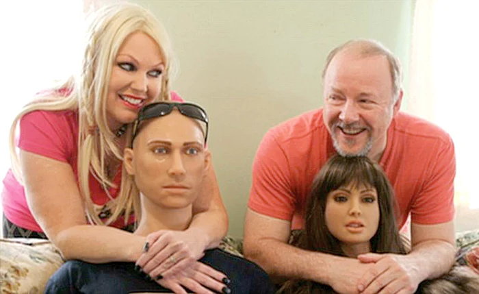 Shawna Bigelow şi Dave Hockey fac sex în trei cu "iubiţi din cauciuc"